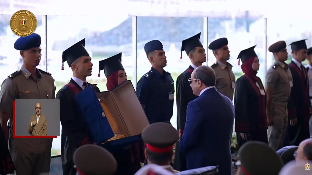أوائل الجامعات المصرية يهدون <a href=