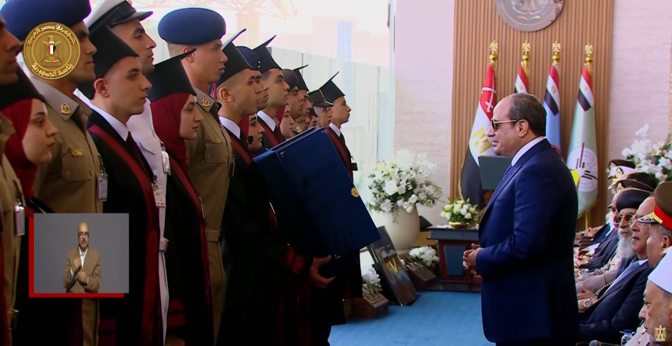 أوائل الجامعات المصرية يهدون الرئيس السيسي درع الجامعات المصرية