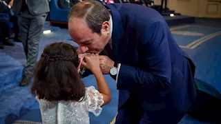 لحظة مميزة.. السيسي يقبل يد الطفلة تاليا بعد غنائها في حفل الافتتاح