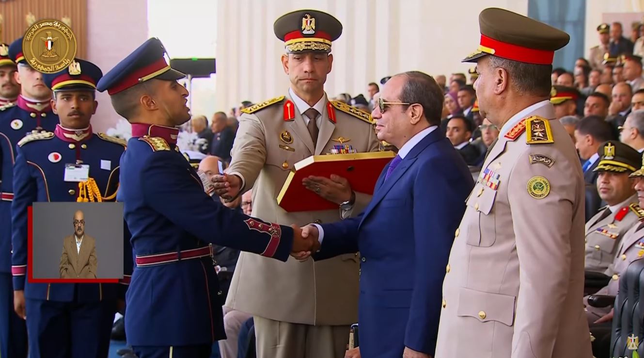 الرئيس السيسي يكرم أوائل الطلبة الخريجين من الأكاديمية العسكرية المصرية