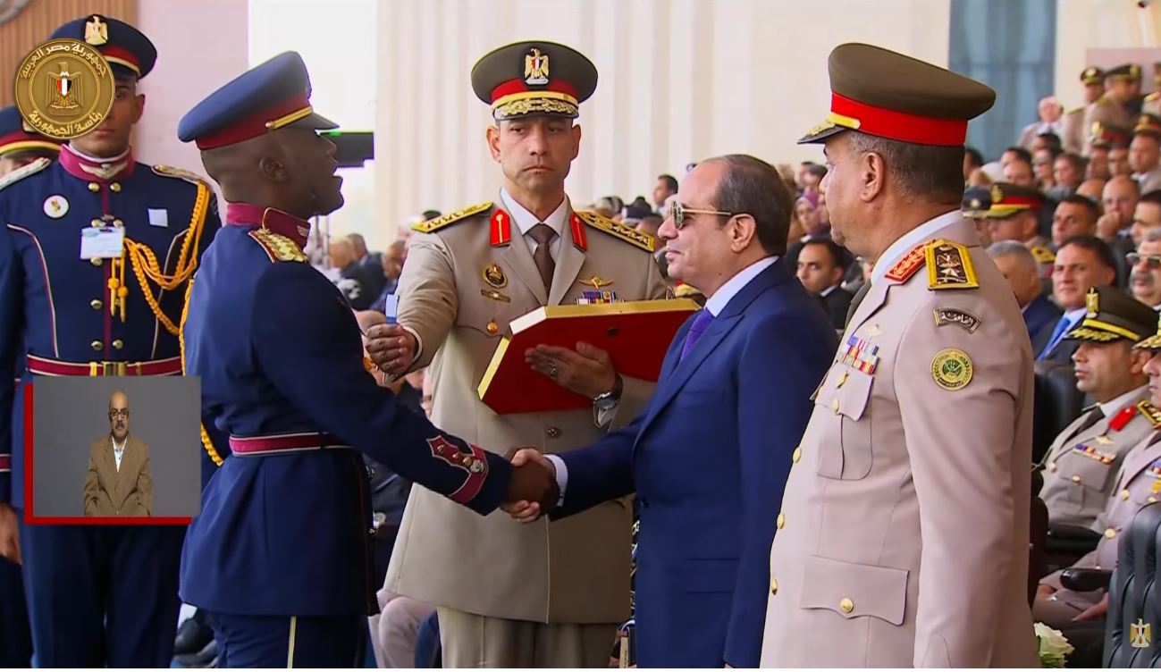 الرئيس السيسي يكرم أوائل الطلبة الخريجين من الأكاديمية العسكرية المصرية