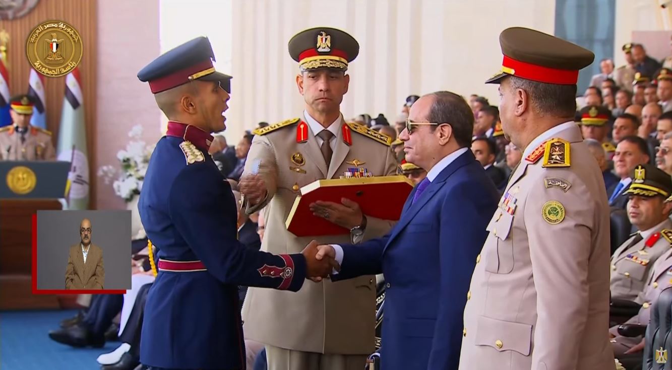 الرئيس السيسي يكرم أوائل الطلبة الخريجين من الأكاديمية العسكرية المصرية