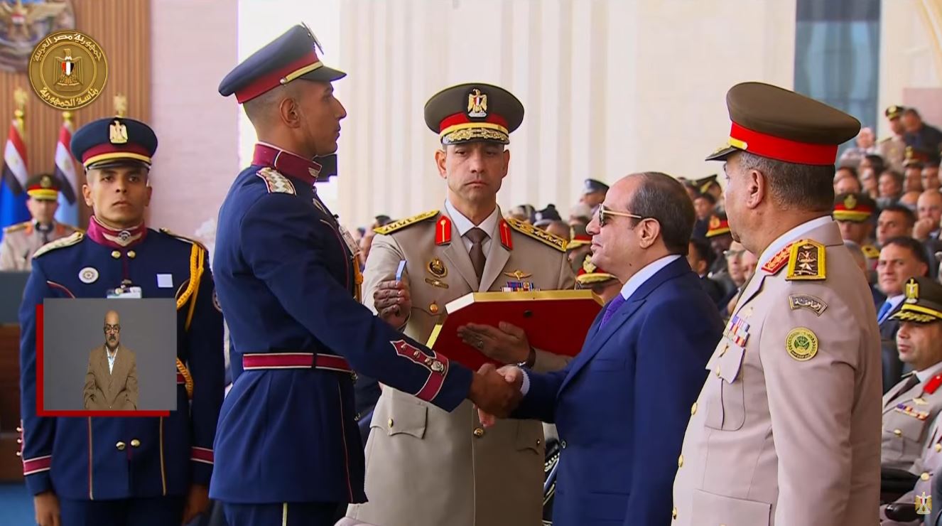 الرئيس السيسي يكرم أوائل الطلبة الخريجين من الأكاديمية العسكرية المصرية