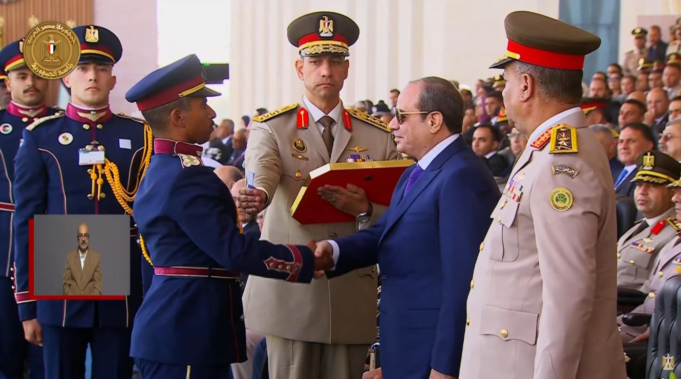 الرئيس السيسي يكرم أوائل الطلبة الخريجين من الأكاديمية العسكرية المصرية