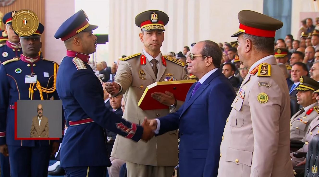 الرئيس السيسي يكرم أوائل الطلبة الخريجين من الأكاديمية العسكرية المصرية