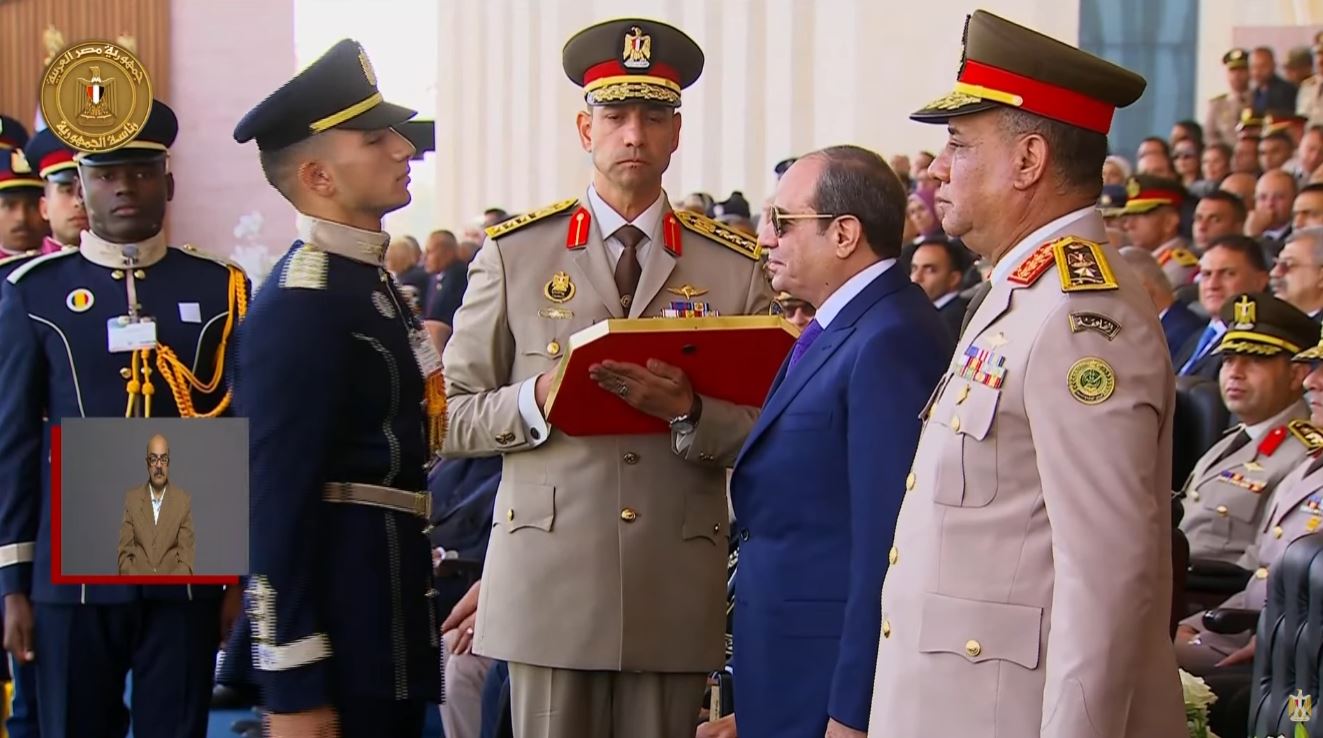 الرئيس السيسي يكرم أوائل الطلبة الخريجين من الأكاديمية العسكرية المصرية