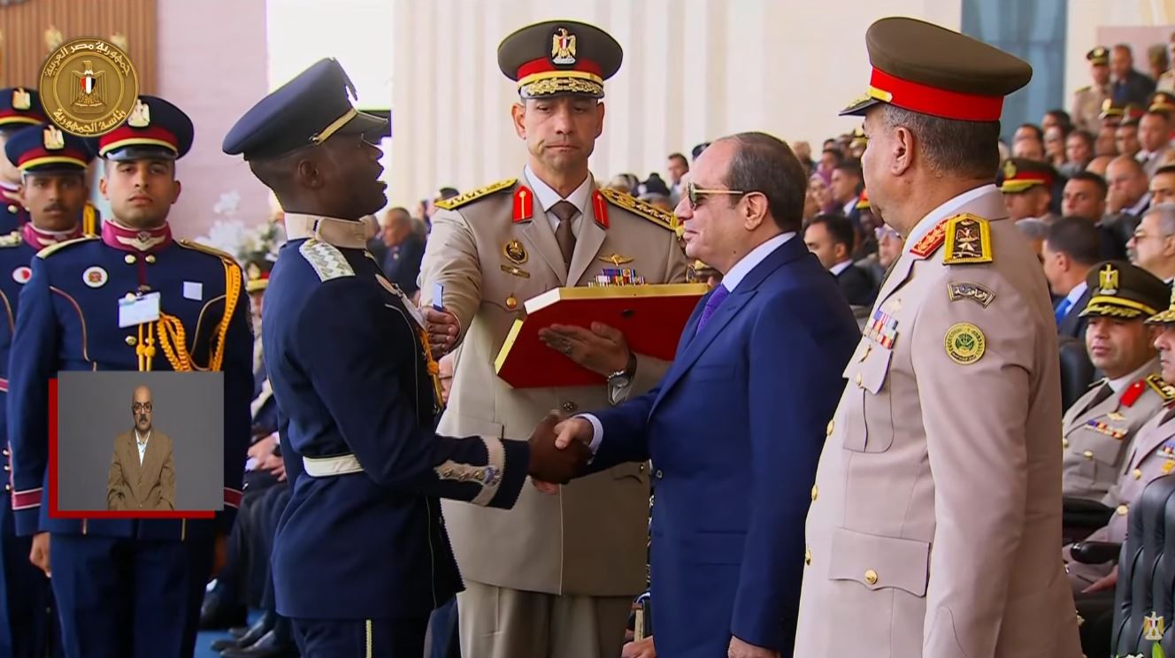 الرئيس السيسي يكرم أوائل الطلبة الخريجين من الأكاديمية العسكرية المصرية