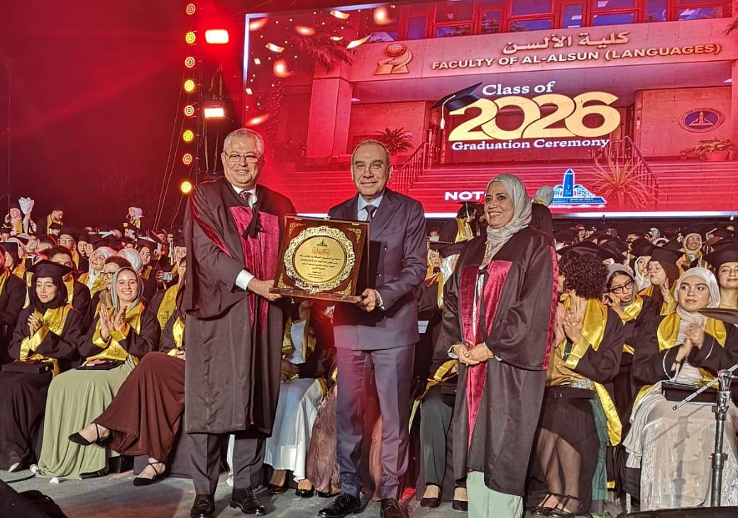 السفير علاء يوسف في حفل تخرج ألسن عين شمس