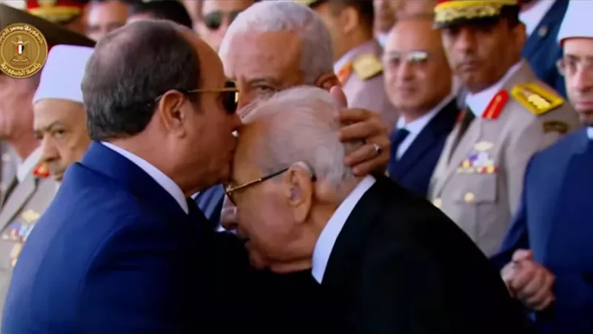 السيسي يقبّل رأس الفريق مجدي حتاتة خلال احتفالية الأكاديمية العسكرية (فيديو) | المصري اليوم