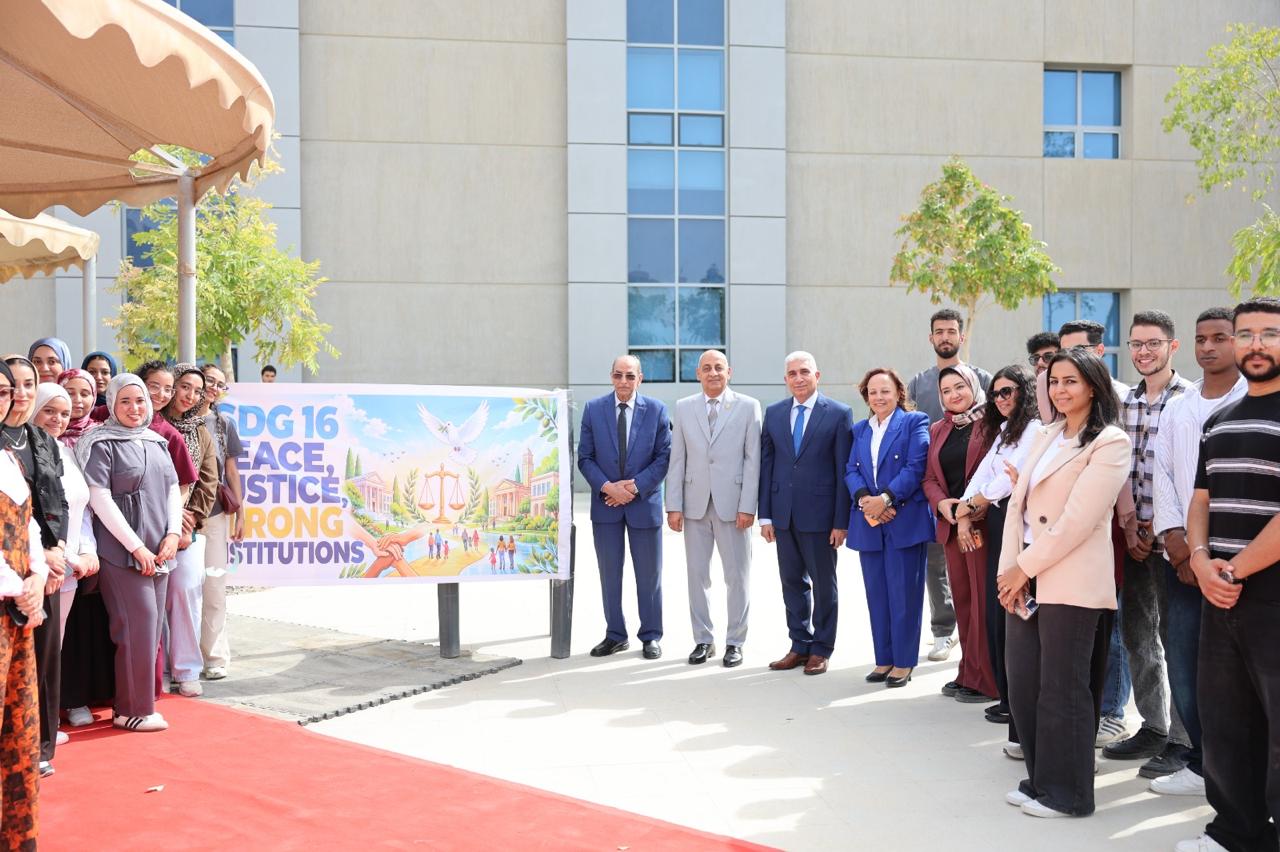  سكرتير عام المنيا يفتتح معرضًا لطلاب جامعة دراية احتفاءً بنصر أكتوبر