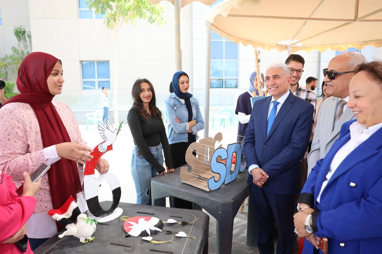  سكرتير عام المنيا يفتتح معرضًا لطلاب جامعة دراية احتفاءً بنصر أكتوبر