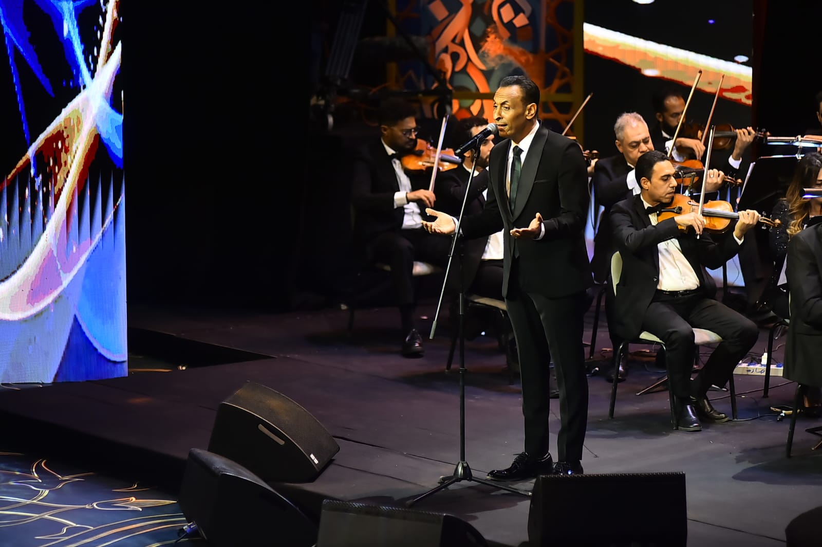 محمد الطوخي يشعل المسرح الكبير بالطرب الأصيل 