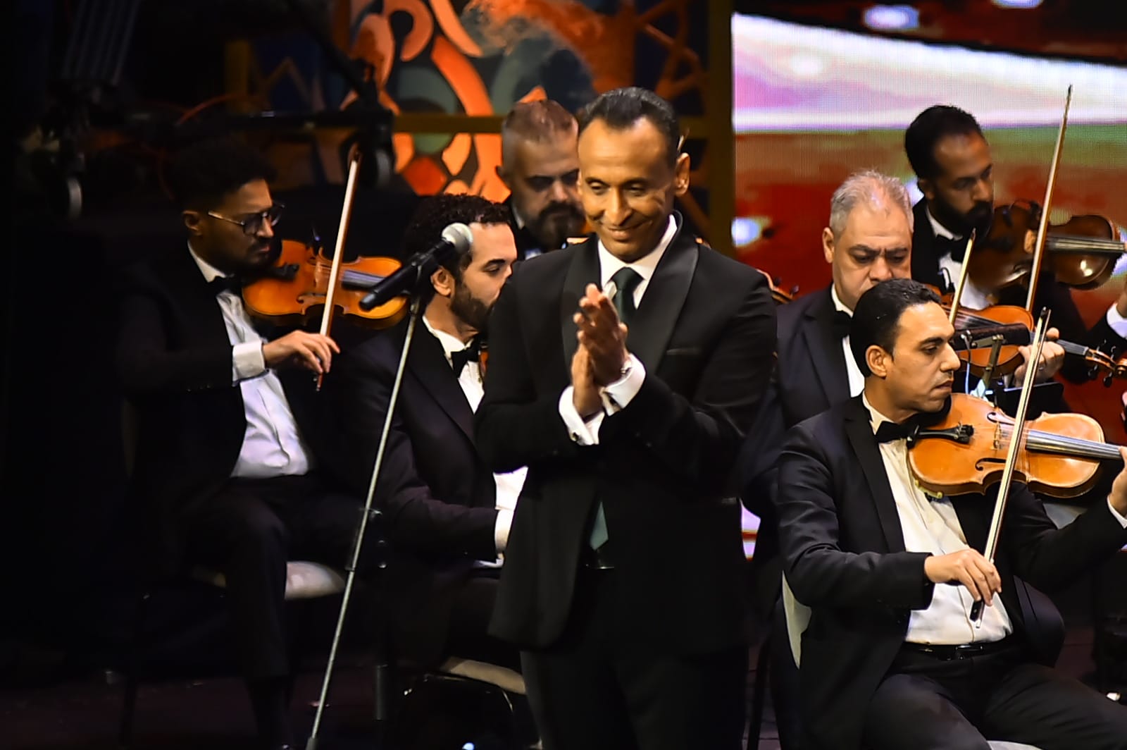 محمد الطوخي يشعل المسرح الكبير بالطرب الأصيل 
