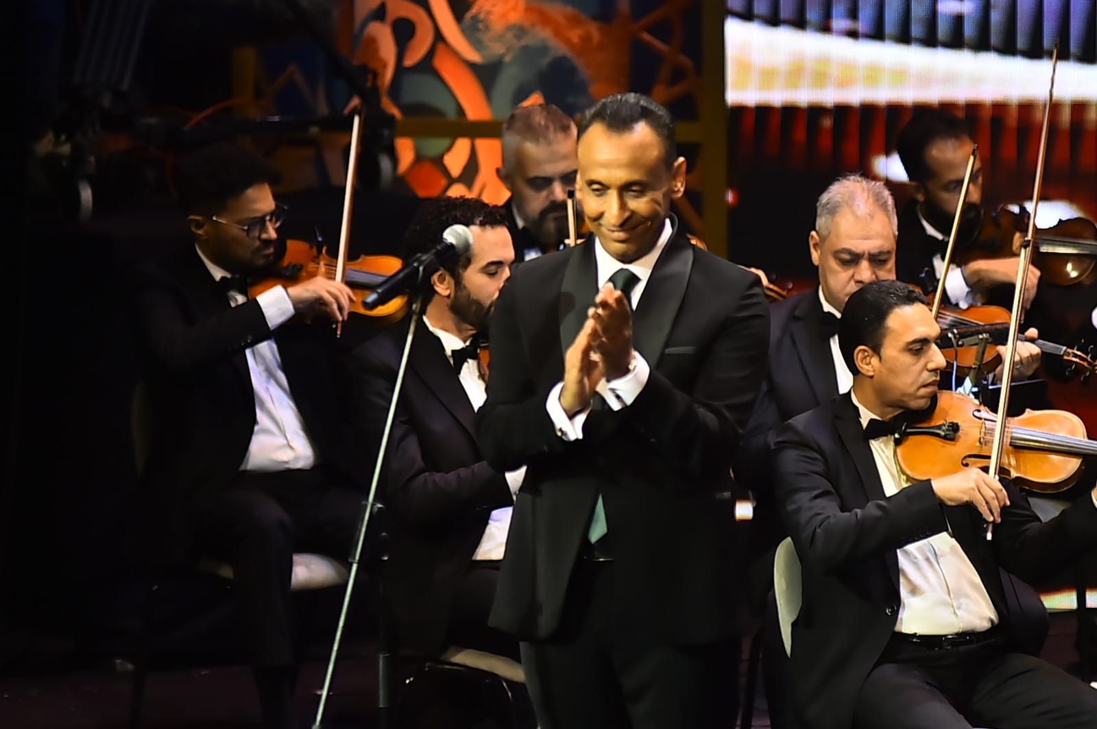محمد الطوخي يشعل المسرح الكبير بالطرب الأصيل 