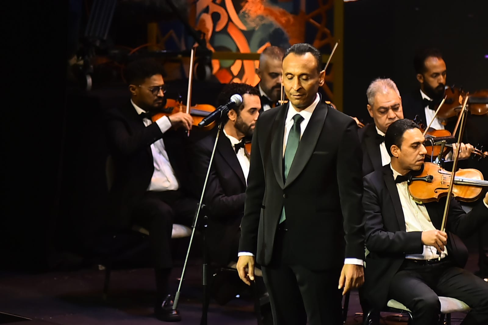 محمد الطوخي يشعل المسرح الكبير بالطرب الأصيل 