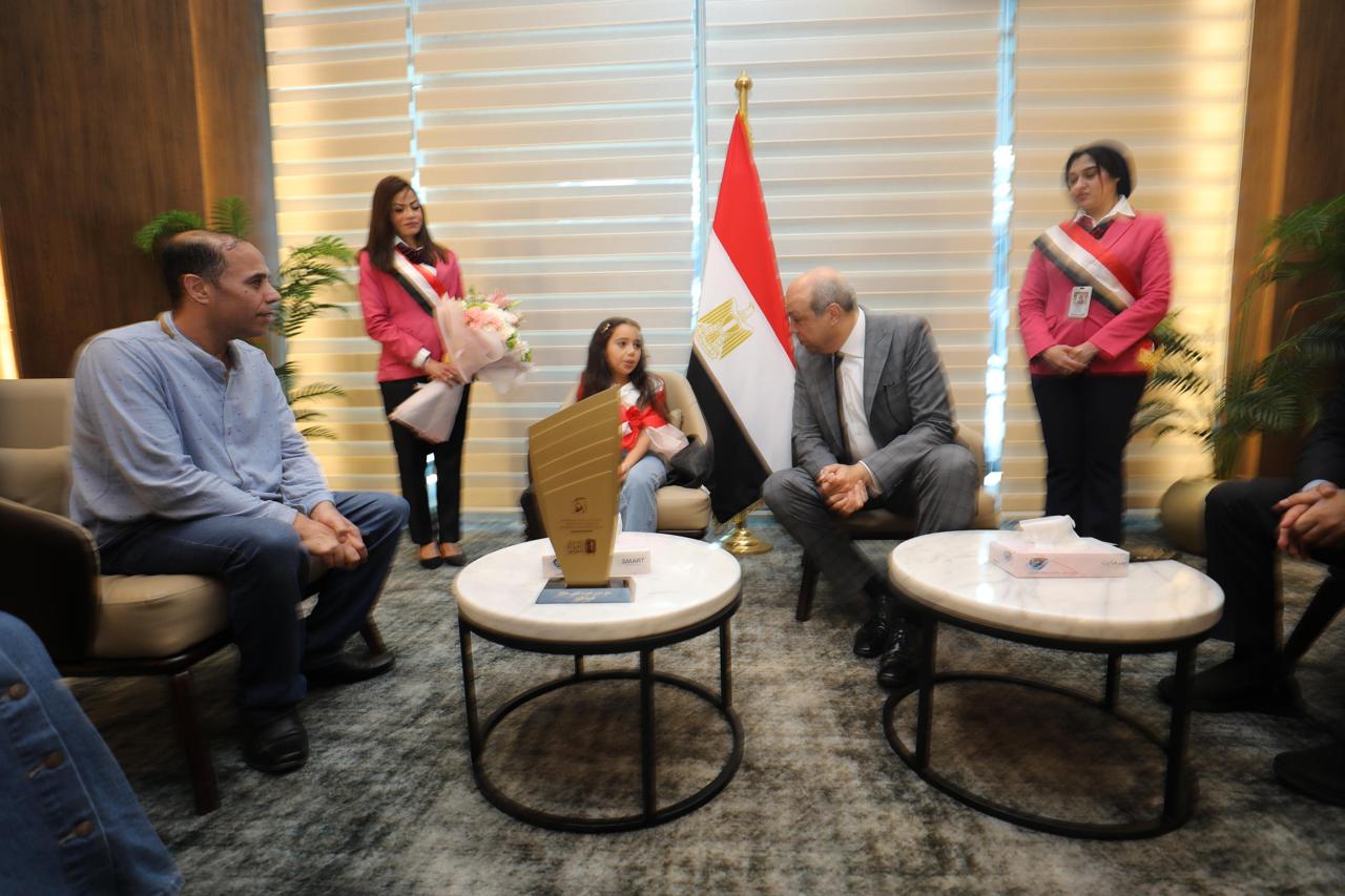 وزير الطيران المدني يستقبل بطلة  تحدي القراءة العربي  بمطار القاهرة الدولي