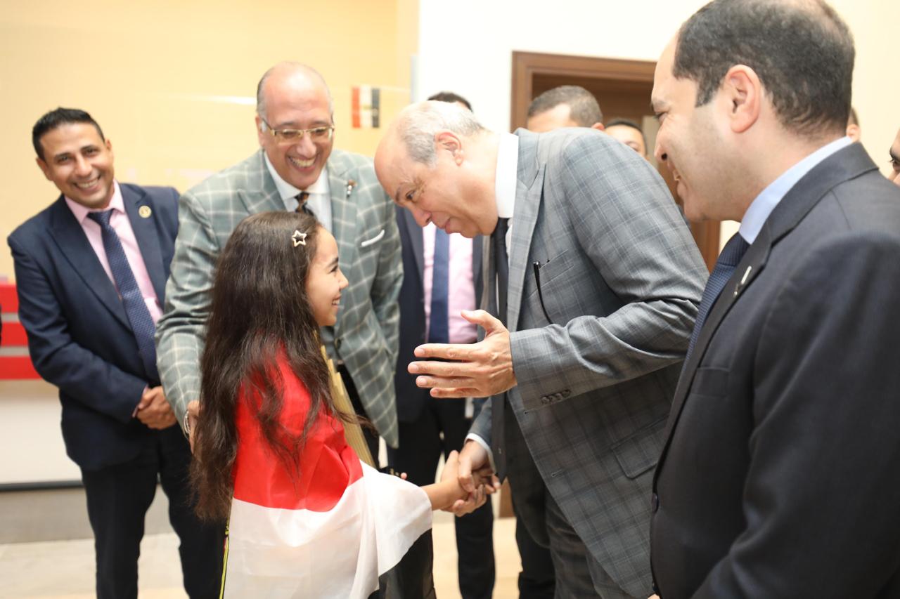 وزير الطيران المدني يستقبل بطلة  تحدي القراءة العربي  بمطار القاهرة الدولي