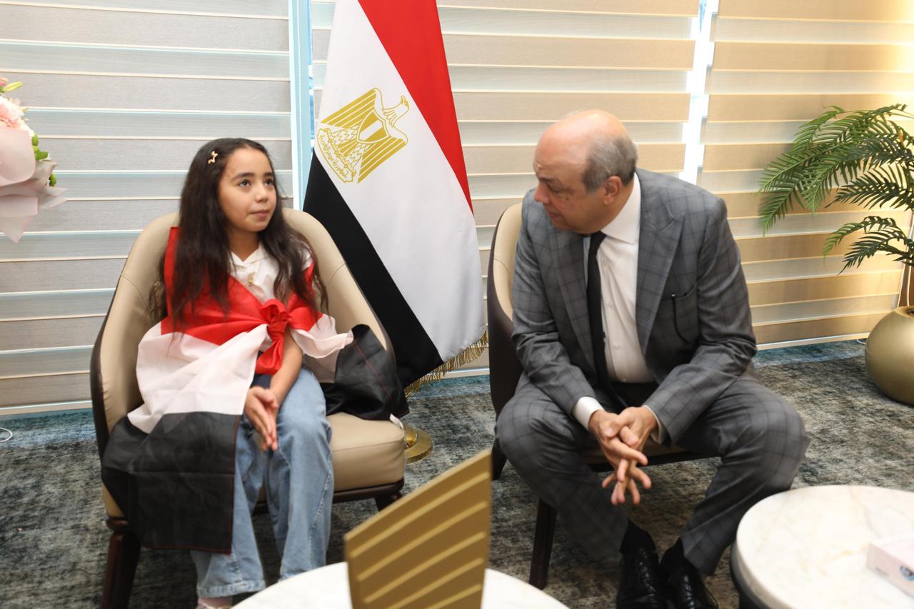 وزير الطيران المدني يستقبل بطلة  تحدي القراءة العربي  بمطار القاهرة الدولي