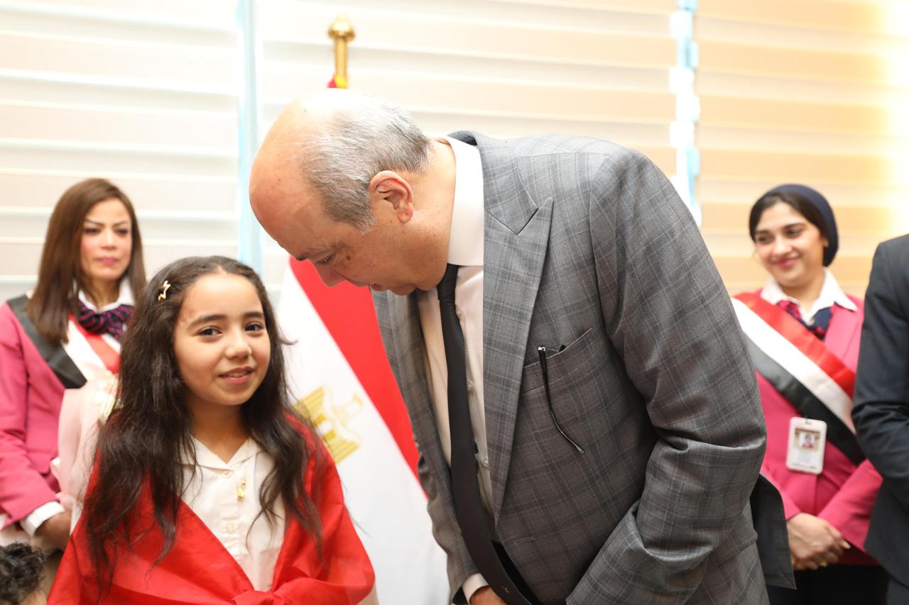 وزير الطيران المدني يستقبل بطلة  تحدي القراءة العربي  بمطار القاهرة الدولي