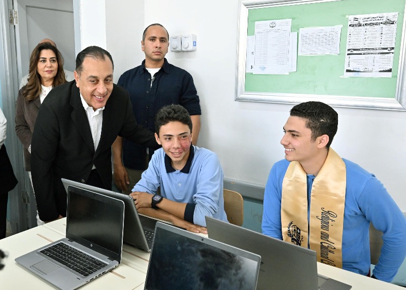 رئيس الوزراء خلال جولته التفقدية بمدرسة STEM