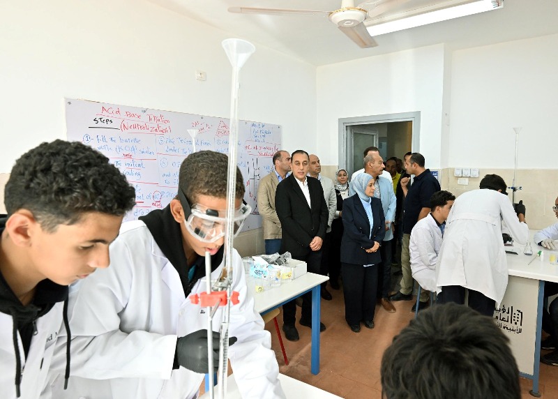 رئيس الوزراء خلال جولته التفقدية بمدرسة STEM