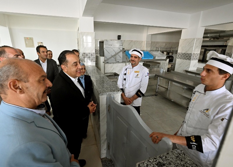 رئيس الوزراء خلال جولته التفقدية بمدرسة STEM
