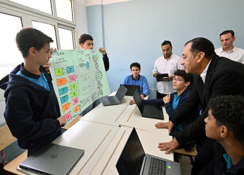 رئيس الوزراء خلال جولته التفقدية بمدرسة STEM