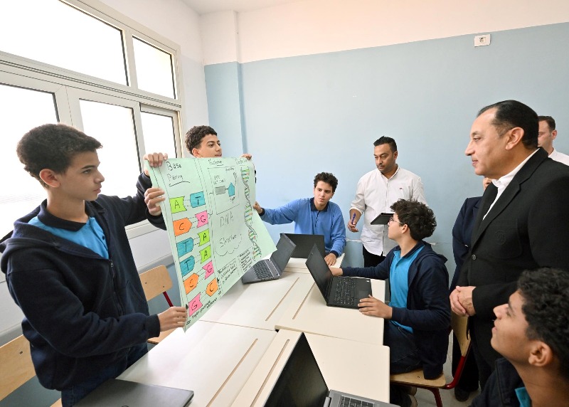 رئيس الوزراء خلال جولته التفقدية بمدرسة STEM