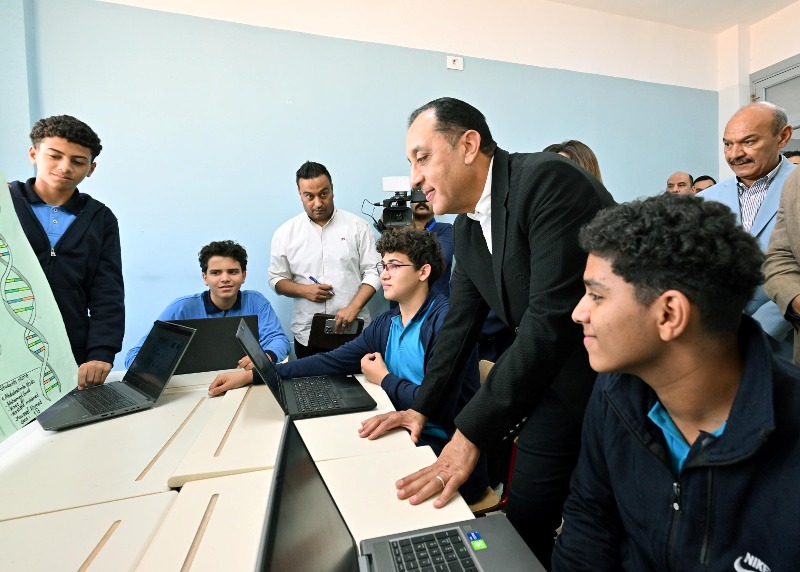 رئيس الوزراء خلال جولته التفقدية بمدرسة STEM