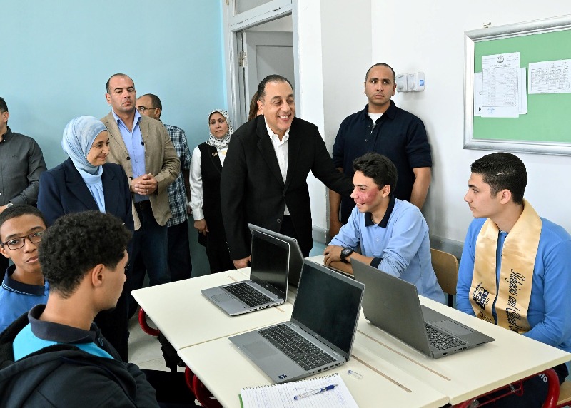 رئيس الوزراء خلال جولته التفقدية بمدرسة STEM