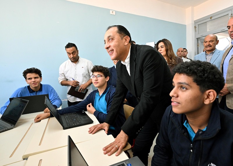 رئيس الوزراء خلال جولته التفقدية بمدرسة STEM