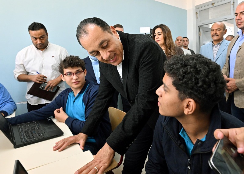 رئيس الوزراء خلال جولته التفقدية بمدرسة STEM