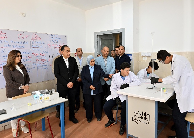 رئيس الوزراء خلال جولته التفقدية بمدرسة STEM