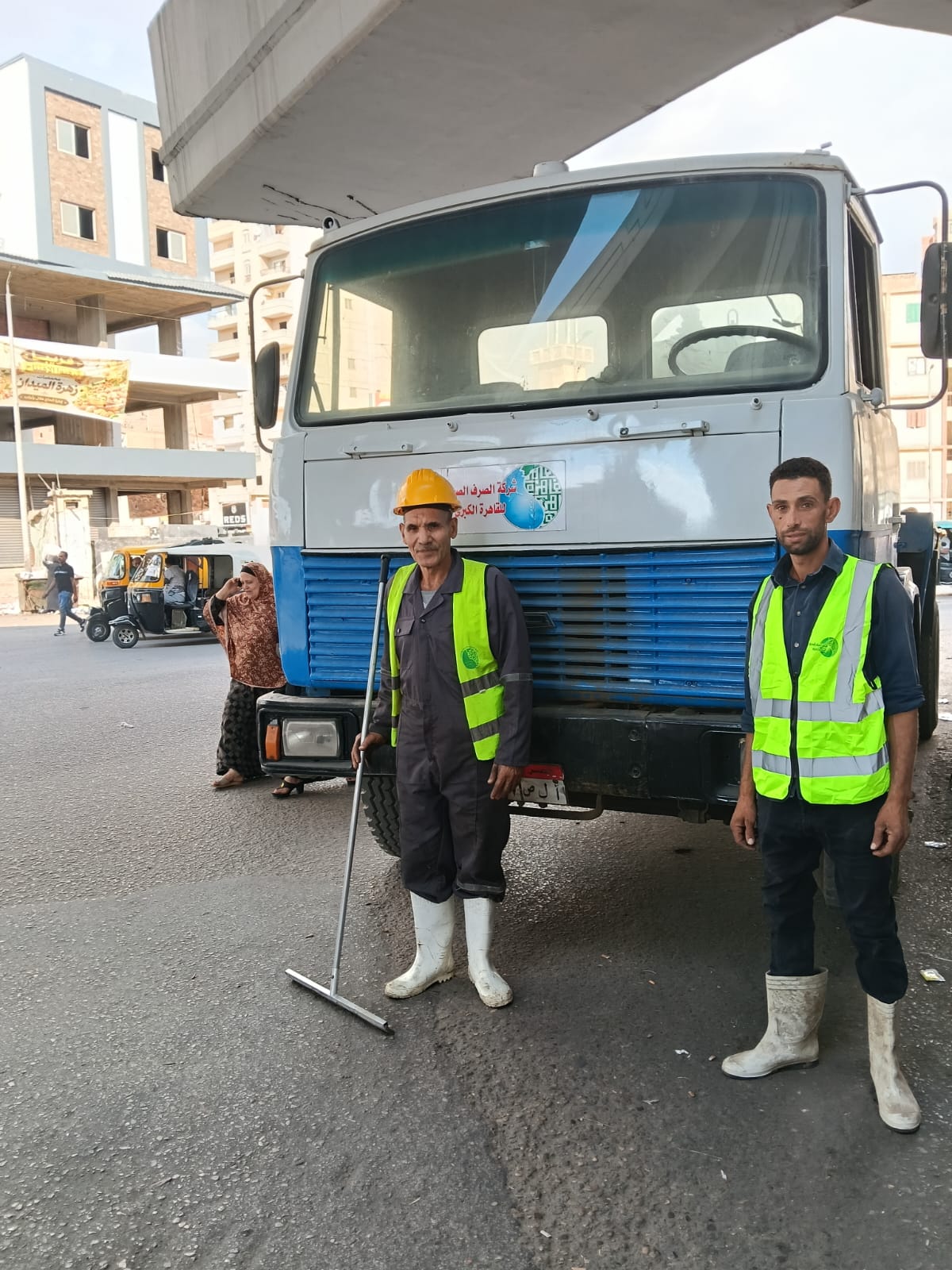 رفع درجة الاستعداد والانتشار المسبق للمعدات وفرق الطوارئ لمواجهة الأمطار