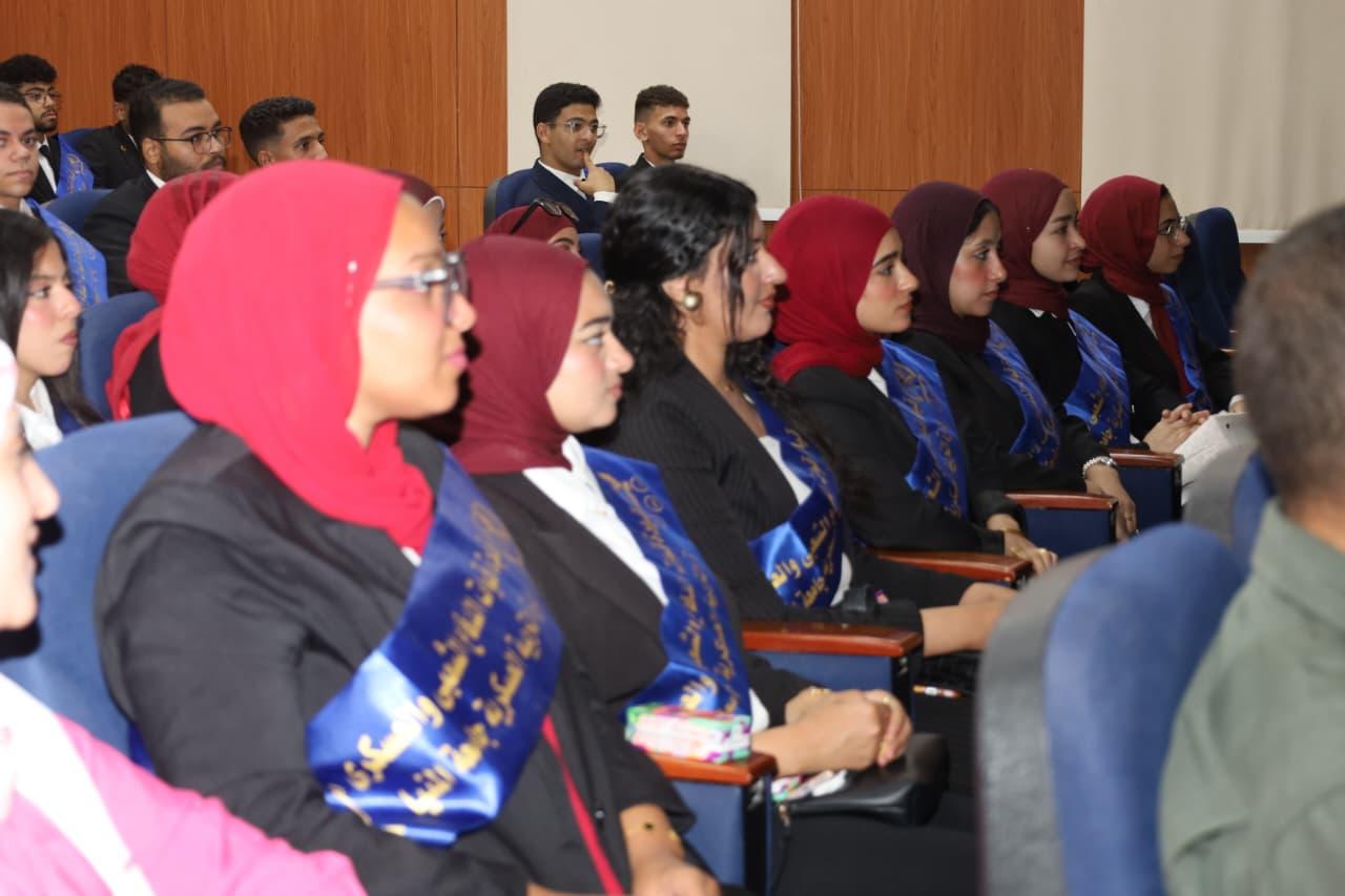 رئيس جامعة المنيا يقود وفدًا طلابيًا إلى المطار الجوي