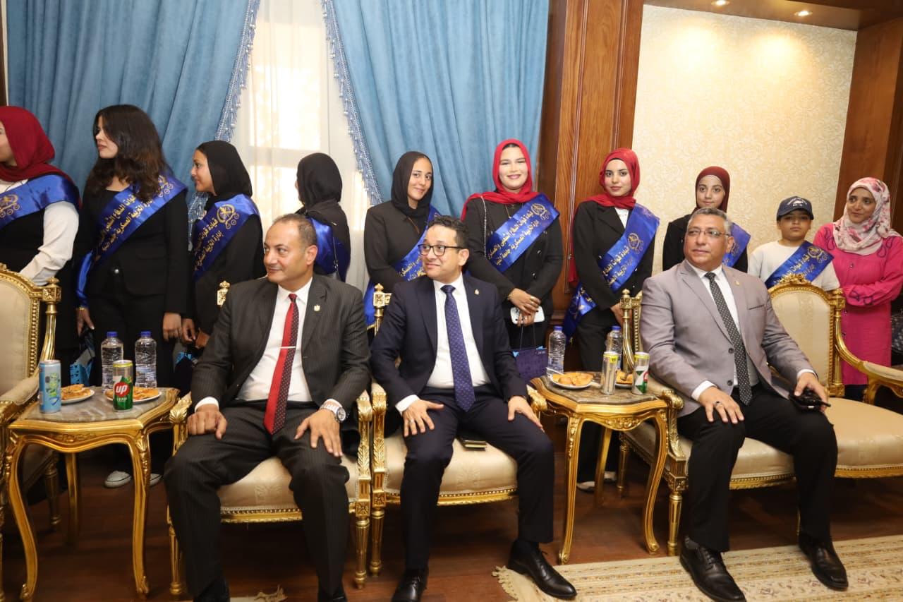 رئيس جامعة المنيا يقود وفدًا طلابيًا إلى المطار الجوي