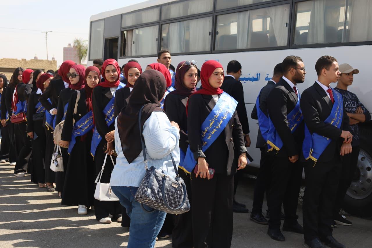 رئيس جامعة المنيا يقود وفدًا طلابيًا إلى المطار الجوي