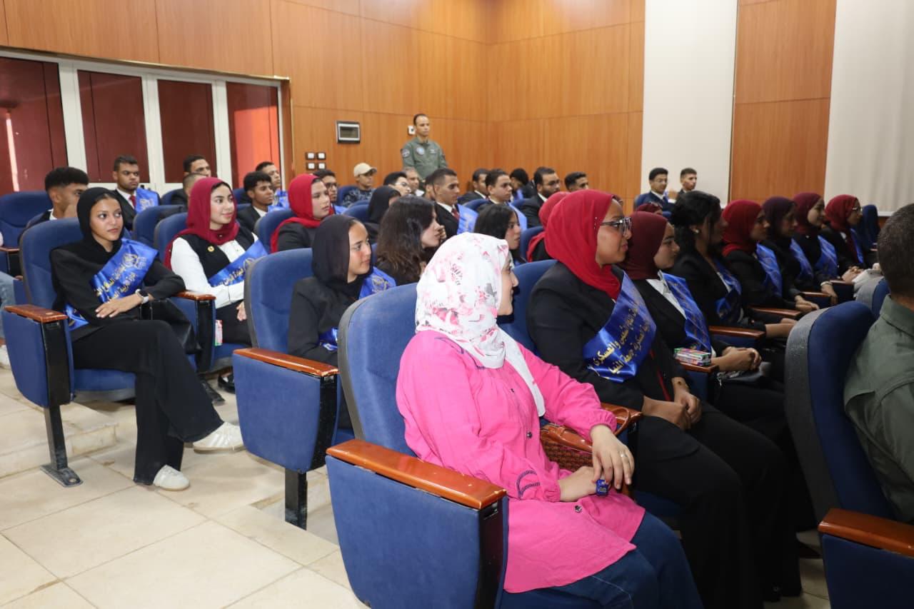 رئيس جامعة المنيا يقود وفدًا طلابيًا إلى المطار الجوي