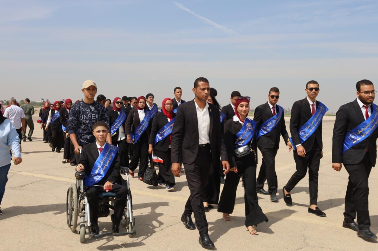 رئيس جامعة المنيا يقود وفدًا طلابيًا إلى المطار الجوي