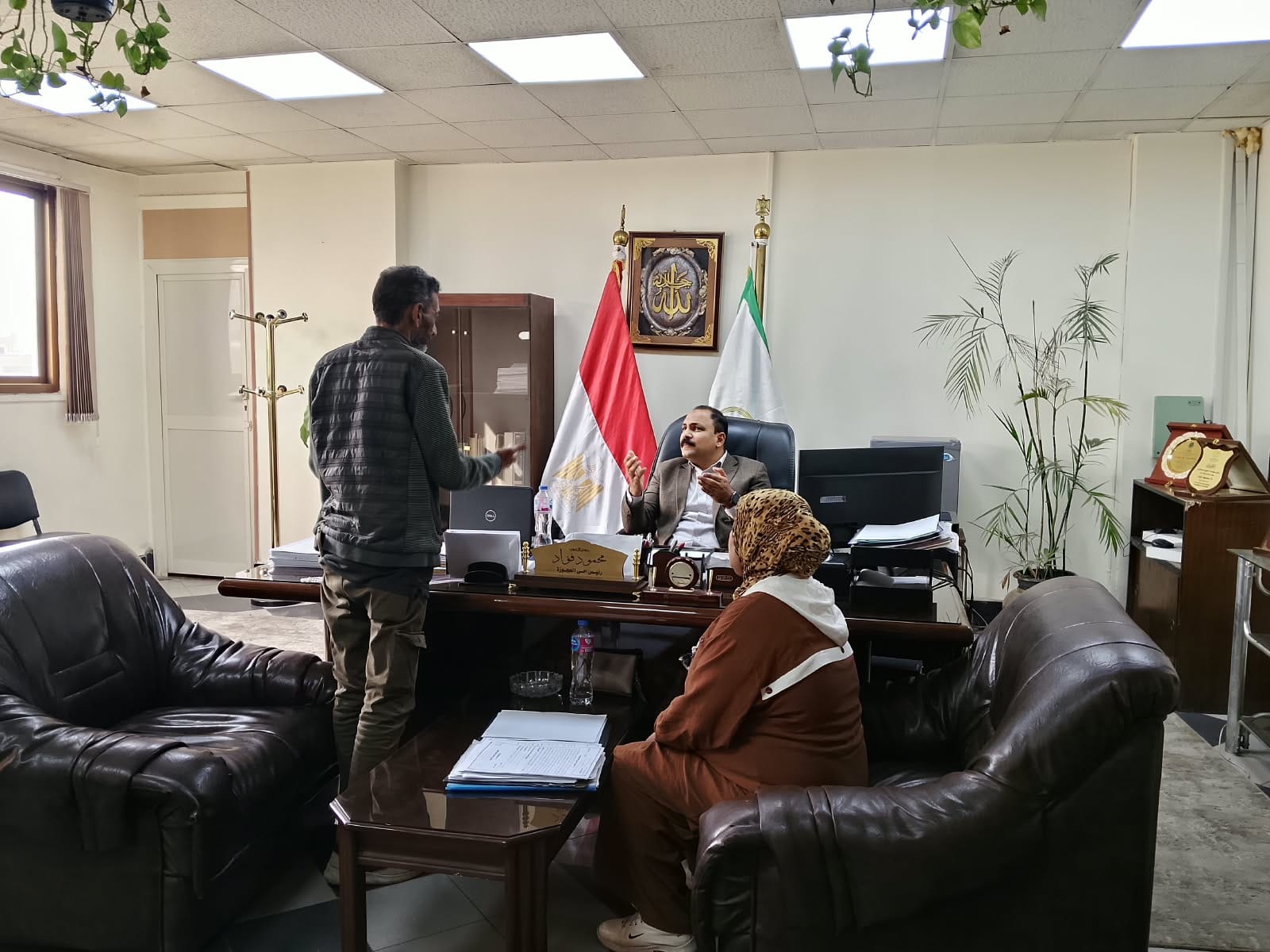 رئيس حي العجوزة خلال اللقاء الأسبوعي