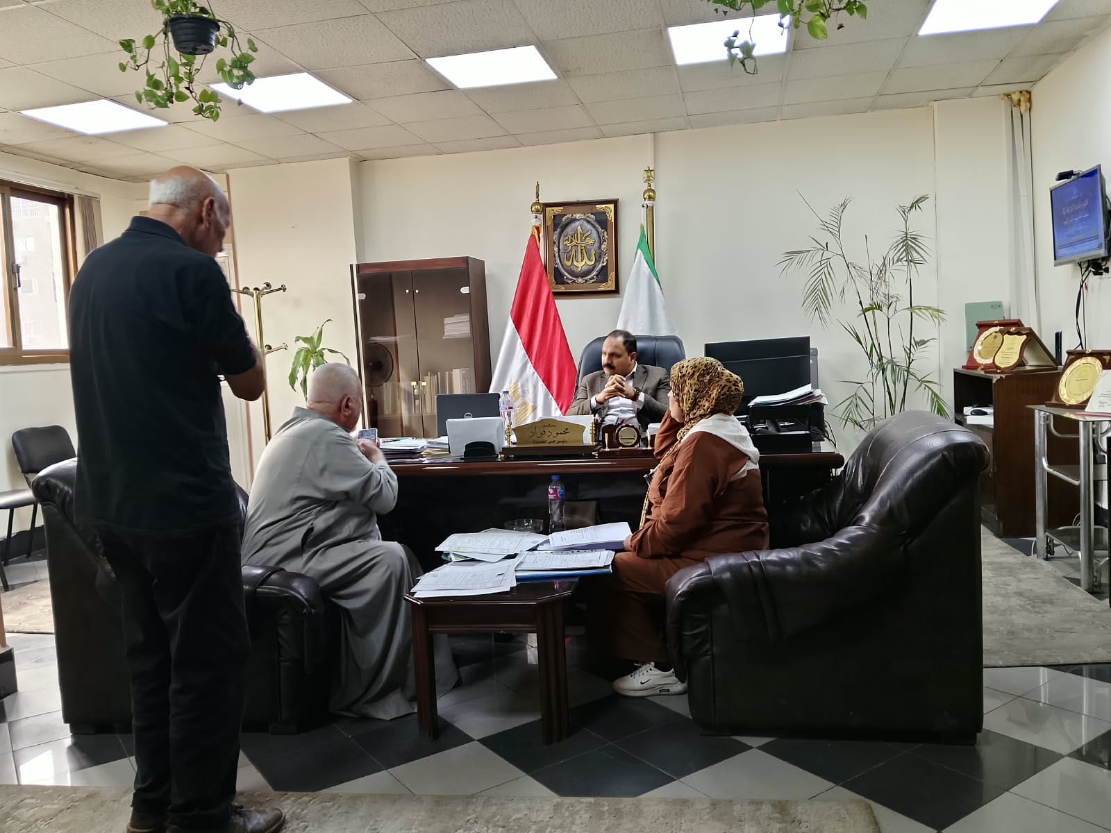 رئيس حي العجوزة خلال اللقاء الأسبوعي