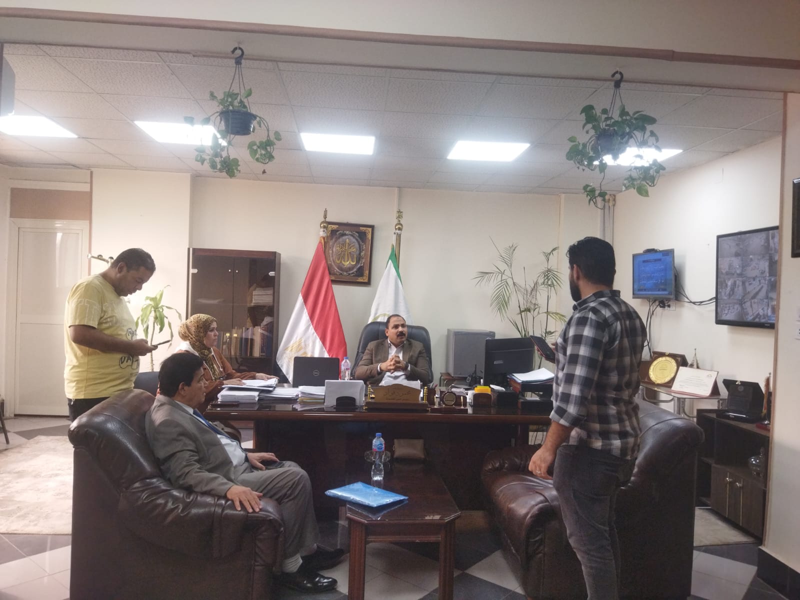 رئيس حي العجوزة خلال اللقاء الأسبوعي