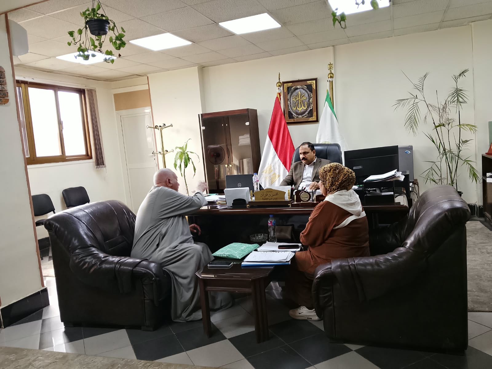 رئيس حي العجوزة خلال اللقاء الأسبوعي