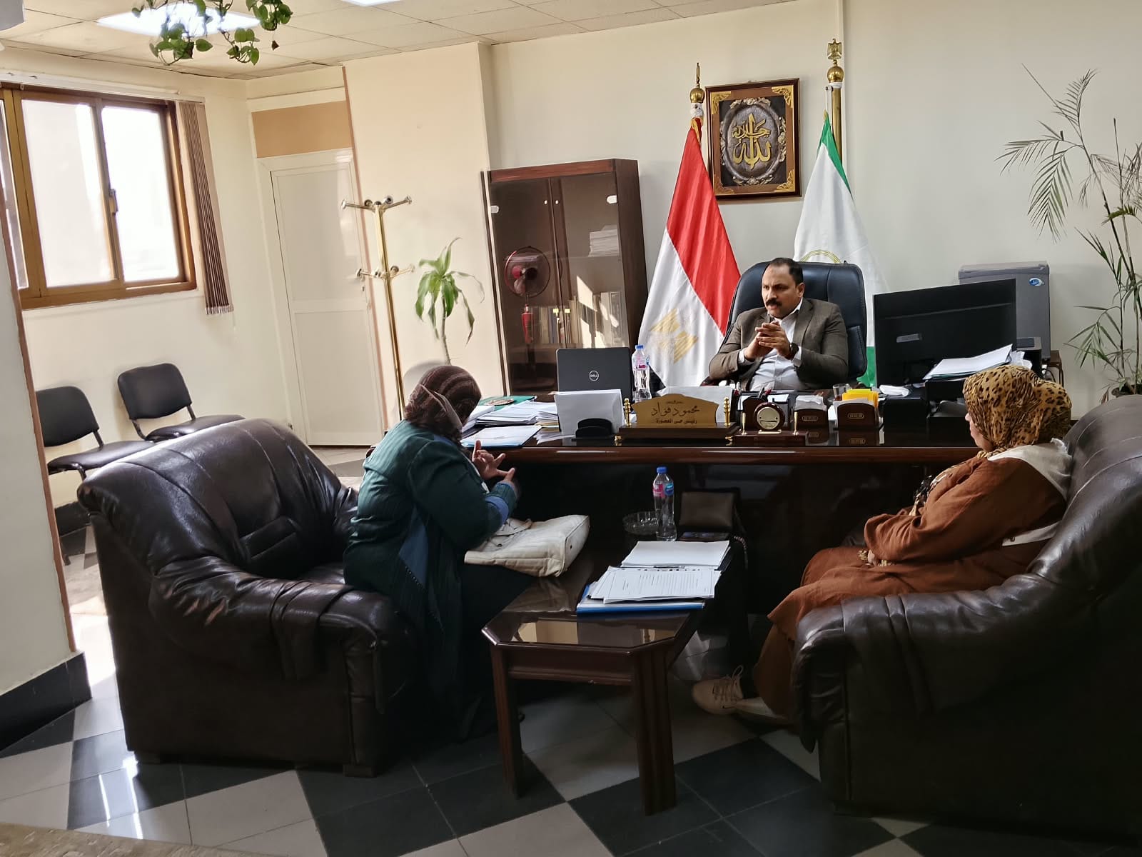 رئيس حي العجوزة خلال اللقاء الأسبوعي