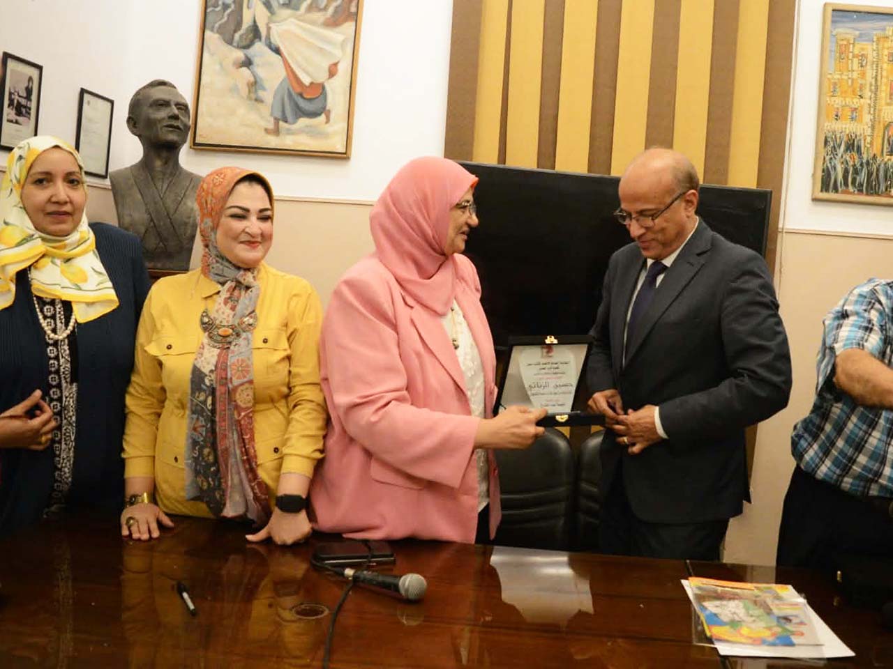 شعبة أدب الطفل باتحاد الكتاب تكرم الكاتبين أحمد زحام وحسين الزناتى