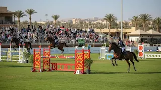 بمهارة لافتة.. استعراض مبهر بالخيل يخطف الأنظار في افتتاح مهرجان الشرقية