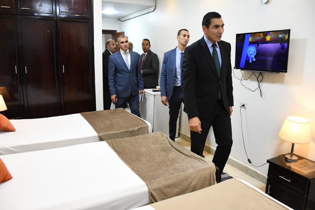 وزير الرياضة يتفقد المنشآت الملحقة باستاد القاهرة