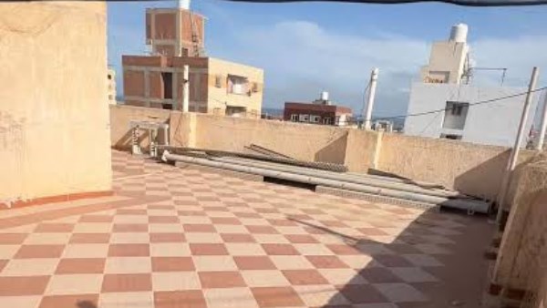 كانت مسافرة خارج البلاد.. خليجية تتهم جارها بالاستيلاء على روف عقارها وبناء شقة سكنية