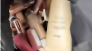 كل هذا من أجلك حبيبتي.. متظاهر فرنسي يستعرض المسروقات من أحد المتاجر الشهيرة في <a href=