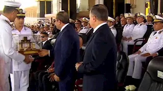 هدية تذكارية من رئيس أكاديمية الشرطة إلى الرئيس السيسي خلال حفل تخرج دفعة جديدة